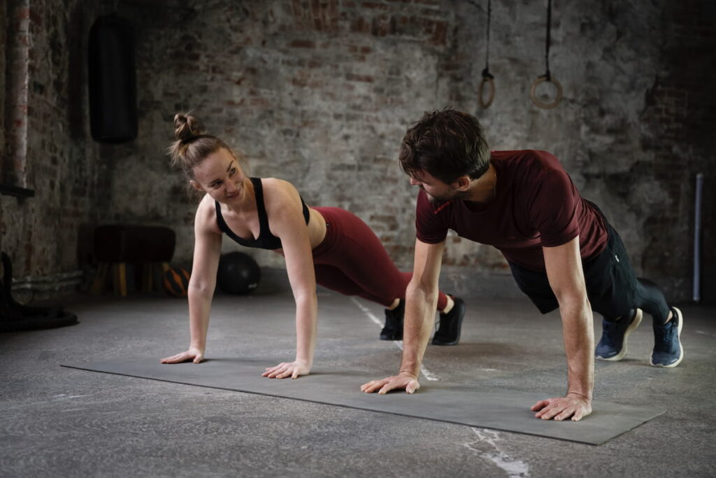 Personas realizando ejercicios de core en un gimnasio