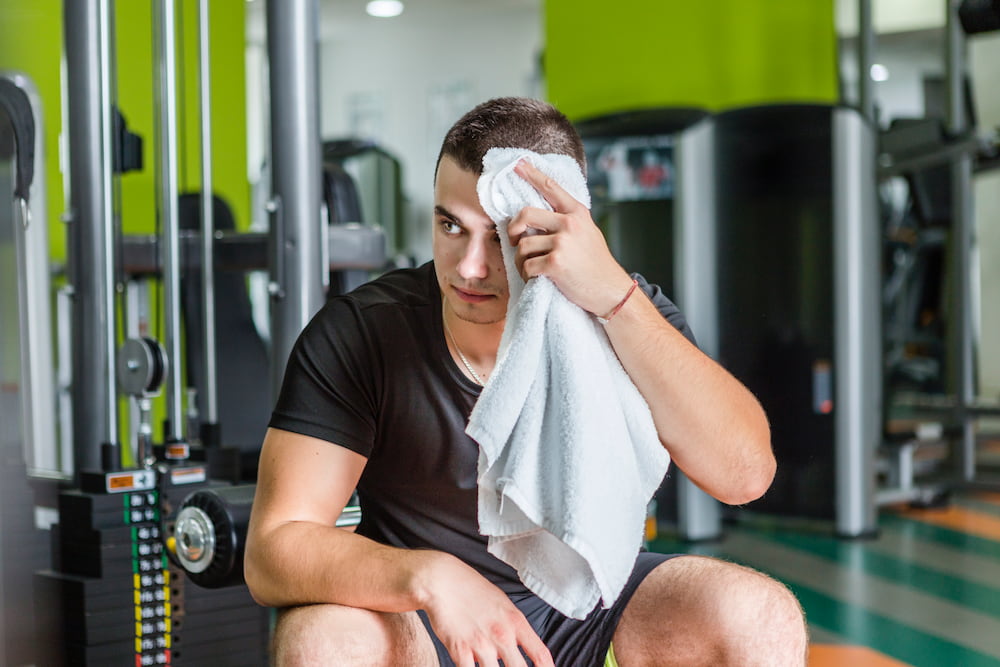 Hombre cansado durante el entrenamiento