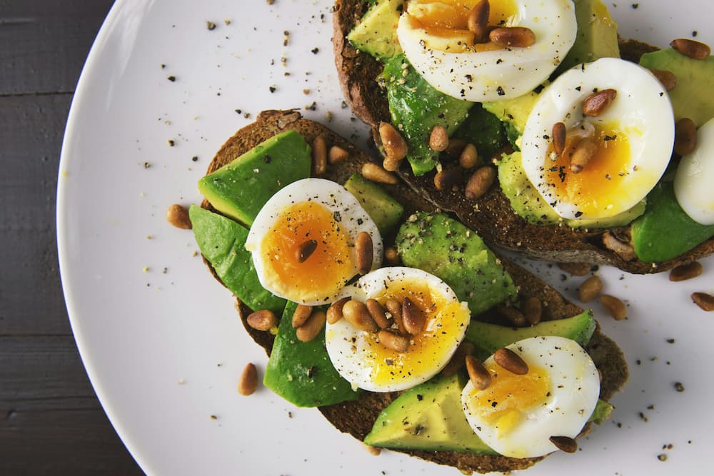 dos tostadas con huevo y aguacate