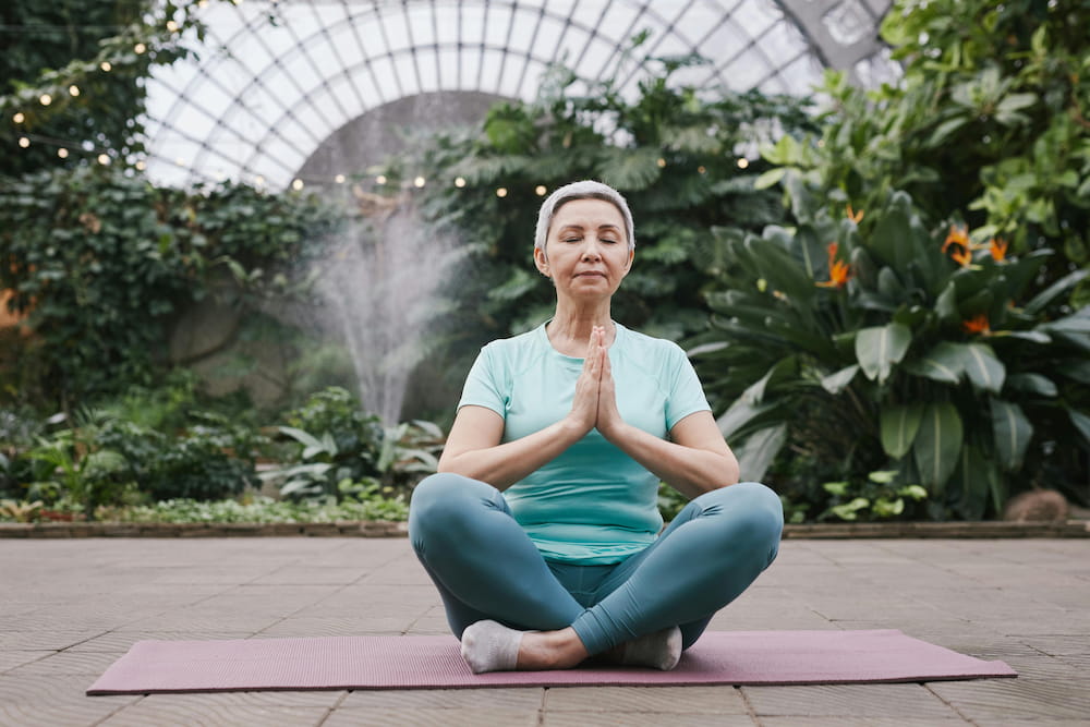 mujer practicando yoga en un lugar tranquilo