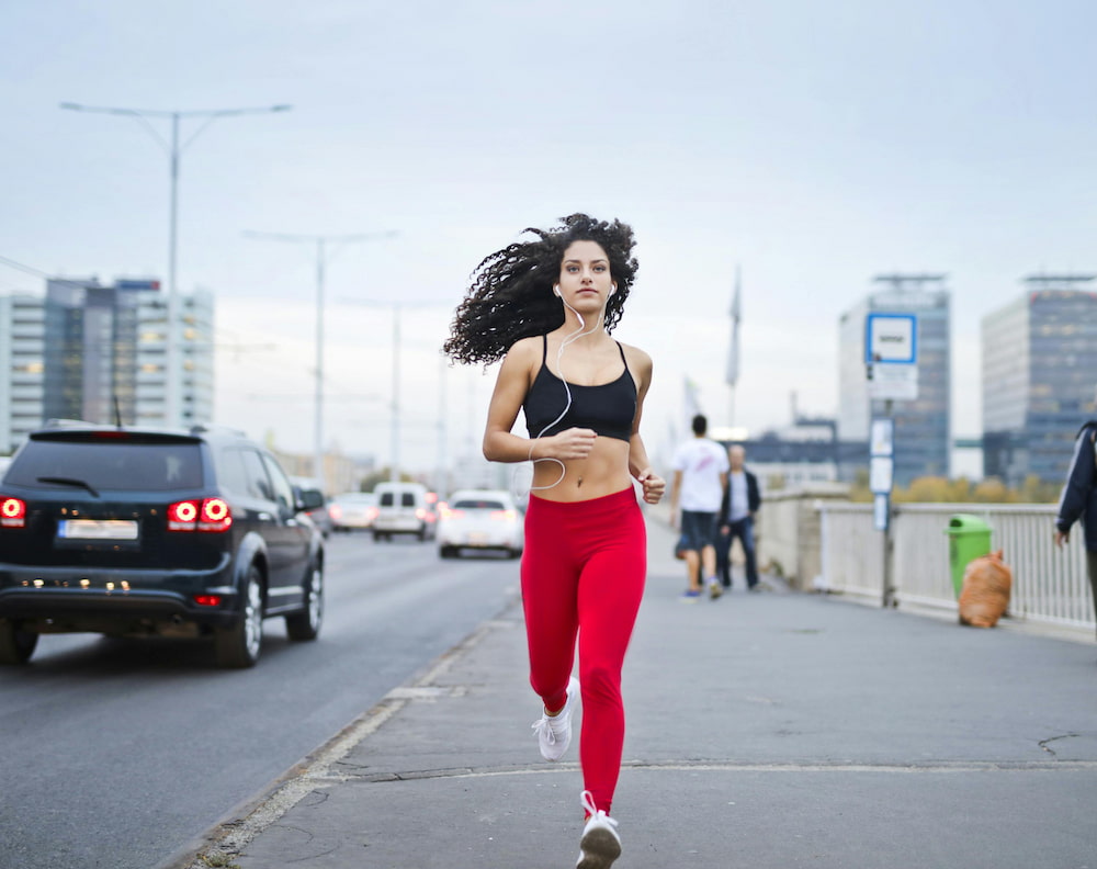 mujer corriendo con cara de satisfacción 