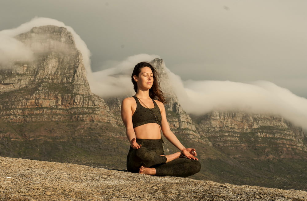 mujer meditando en un entorno tranquilo