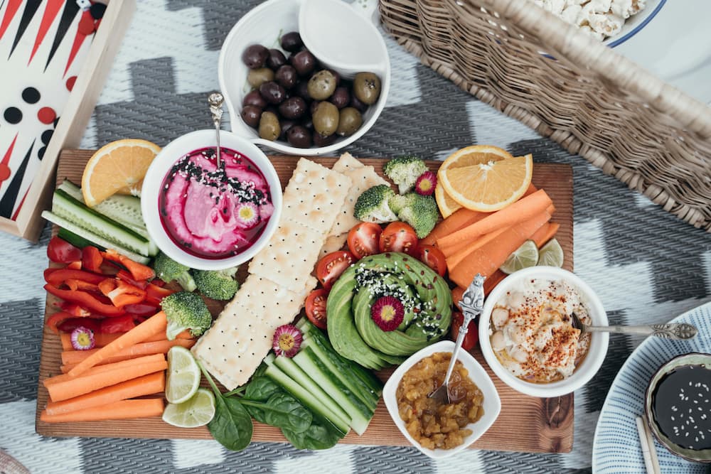 hummus rodeado de verduras para untar