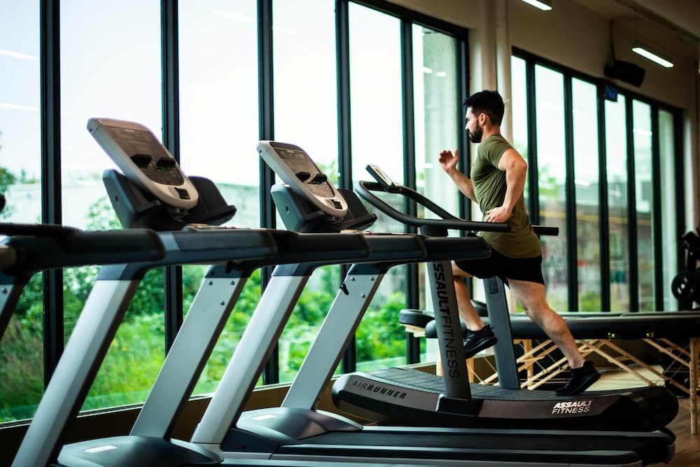 hombre corriendo en una cinta para correr en un gimnasio