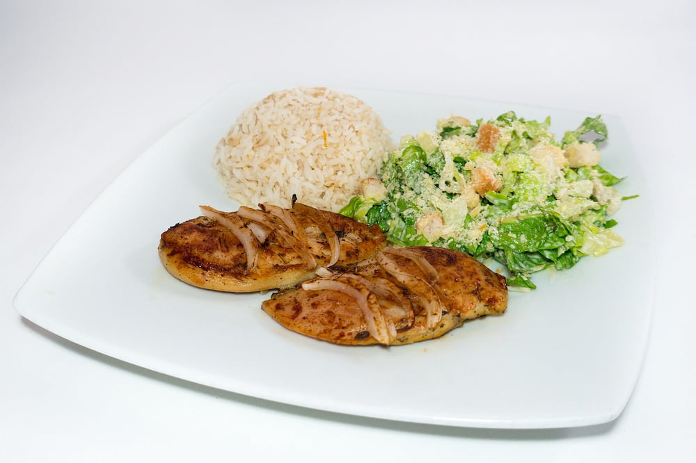 plato con dos piezas de pollo magro, arroz y verduras