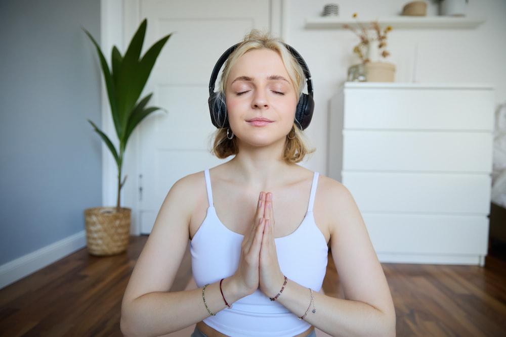 mujer realizando una meditación guiada