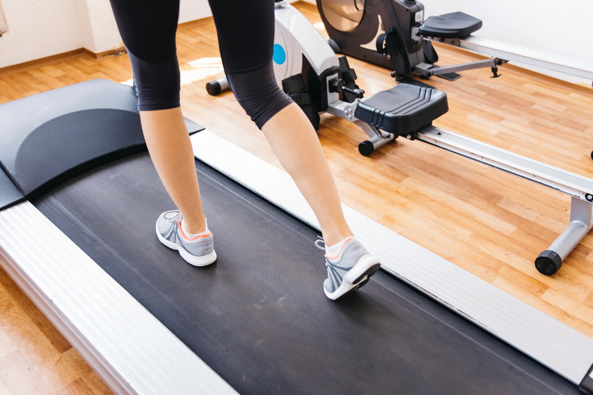 Máquinas de cardio para el hogar: caminadora, bicicleta estática y elíptica.