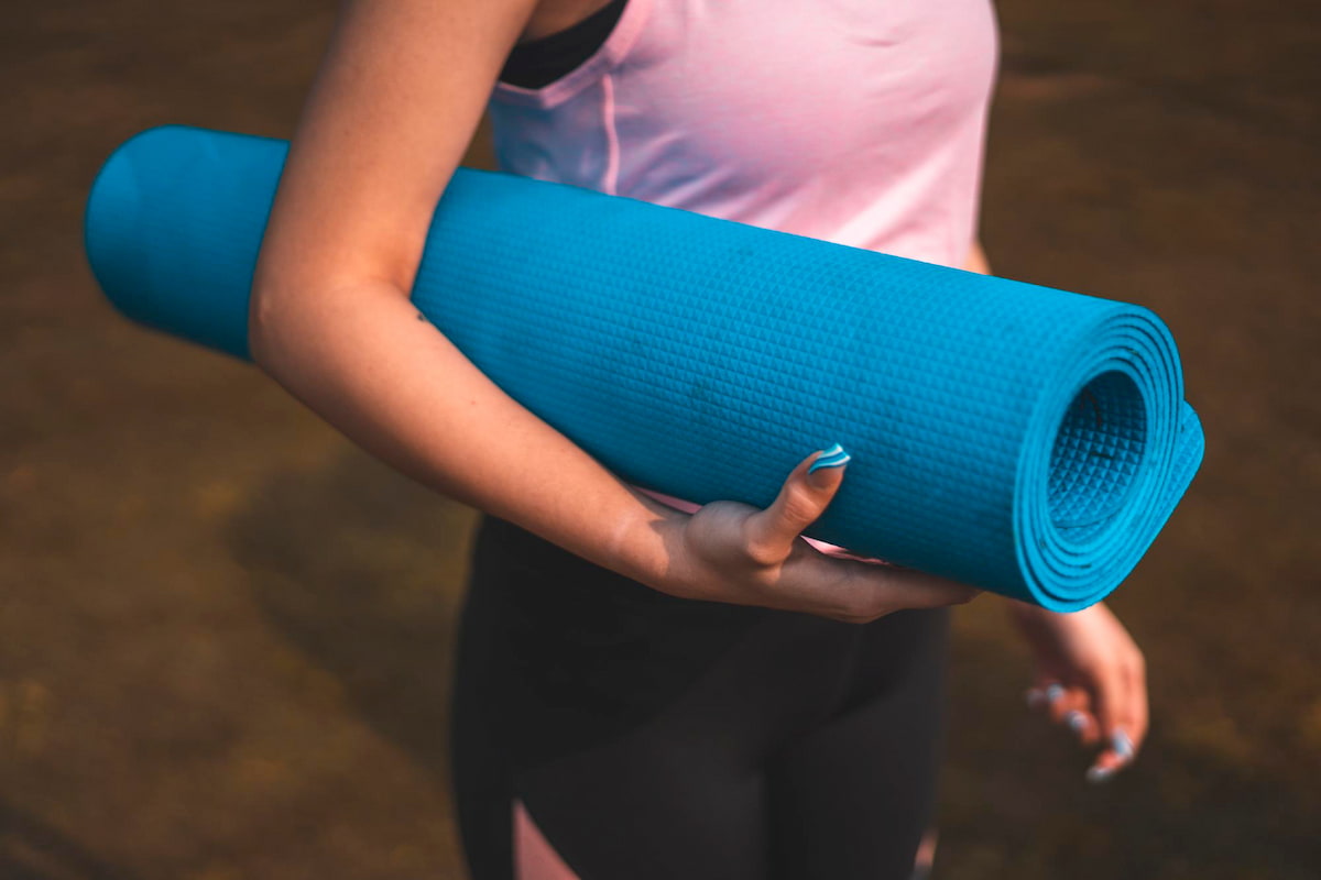 esterillas de yoga y entrenamiento con buen agarre y grosor adecuado