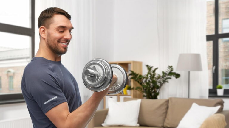 mancuernas para entrenar en casa con diferentes pesos.