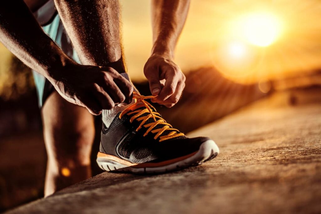 zapatillas deportivas para entrenar con suela estable y buena tracción.