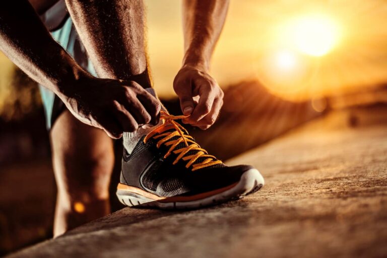 zapatillas deportivas para entrenar con suela estable y buena tracción.