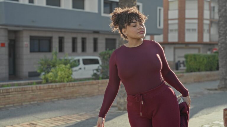 El look deportivo de Oprah: Análisis de las fotos virales de su outfit en Dublín